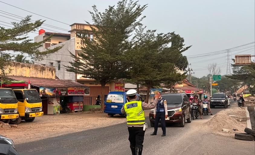 Pastikan Arus Lalu Lintas Aman dan Lancar, Sat Lantas Polres Oku Laksanakan Pengaturan Lalu Lintas