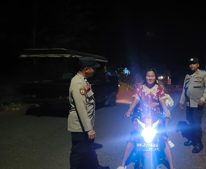 Polsek Talang Padang Gelar Patroli Hunting Malam Hari, Sampaikan Imbauan Kamtibmas dan Pencegahan Karhutla kepada Masyarakat