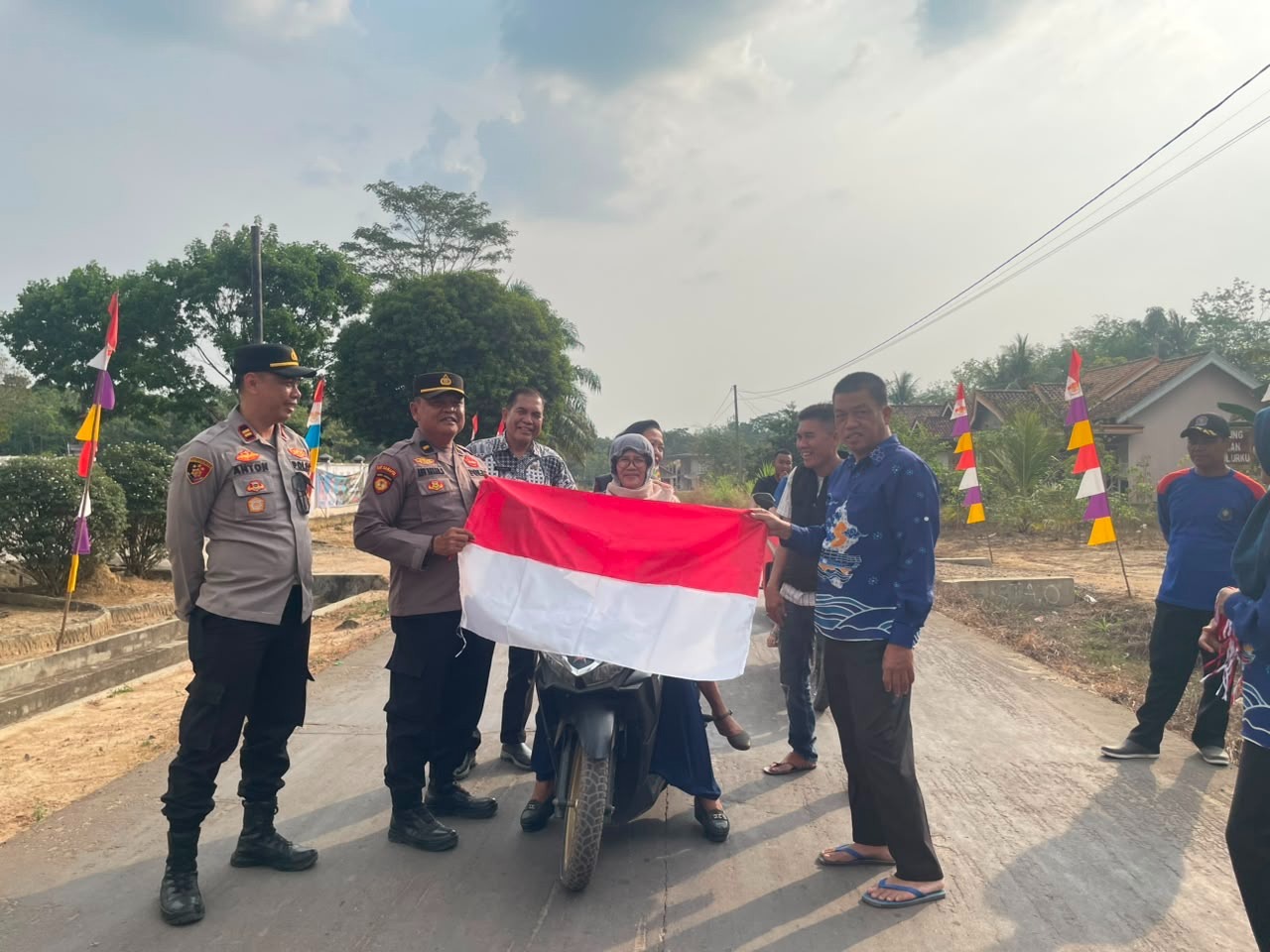 Forkopimcam Mesuji Makmur Bagikan Bendera Merah Putih kepada Masyarakat Jelang HUT ke-81 RI
