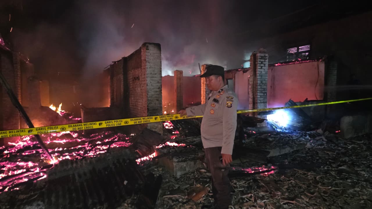 Upaya Polsek Lengkiti Bersama Tim Damkar Dan Masyarakat Padamkan Api Kebakaran Rumah Di Desa Simpang Empat