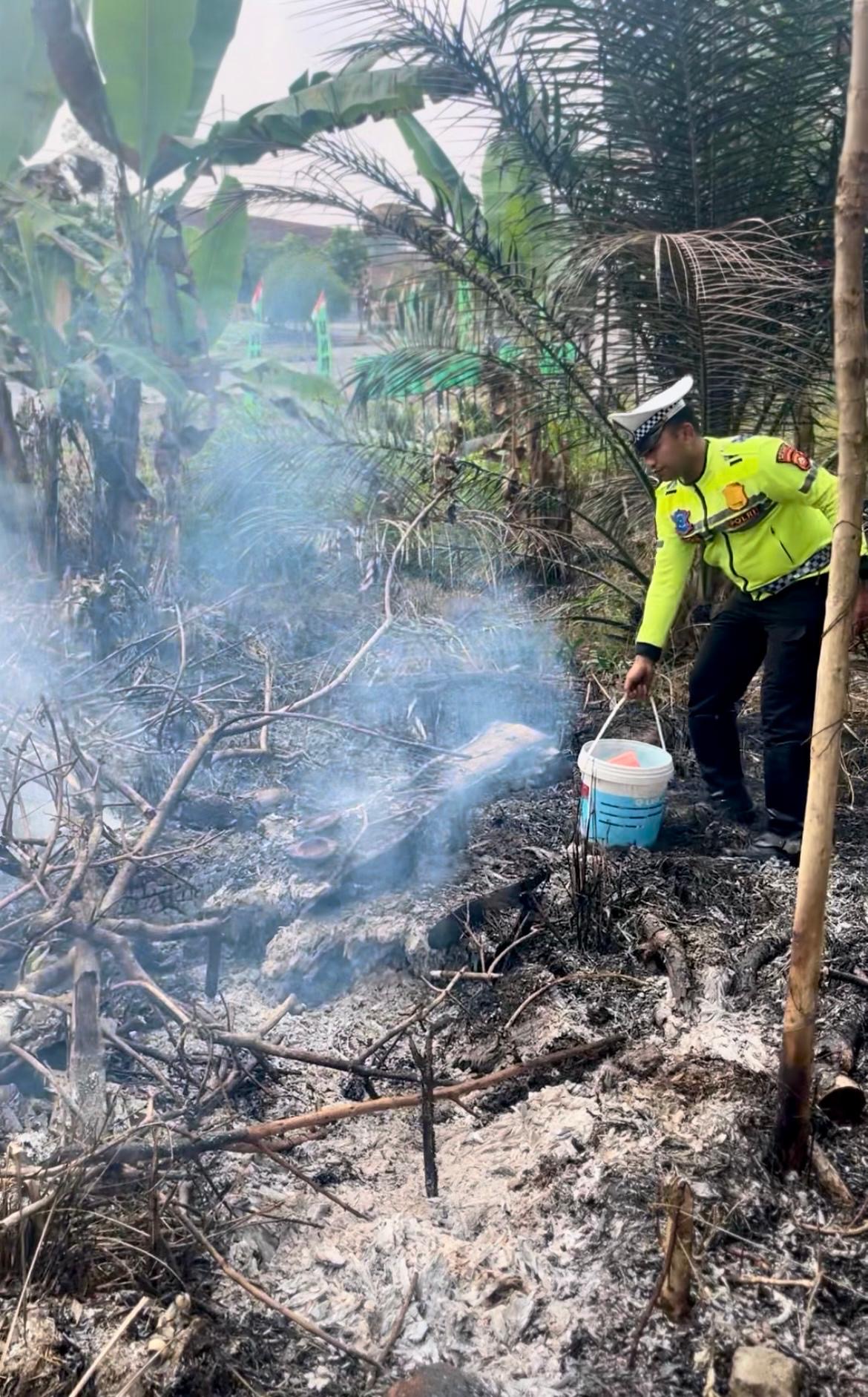 Aksi Cepat Satlantas Polres Musi Rawas Lindungi Perkebunan Warga dari Bencana Kebakaran