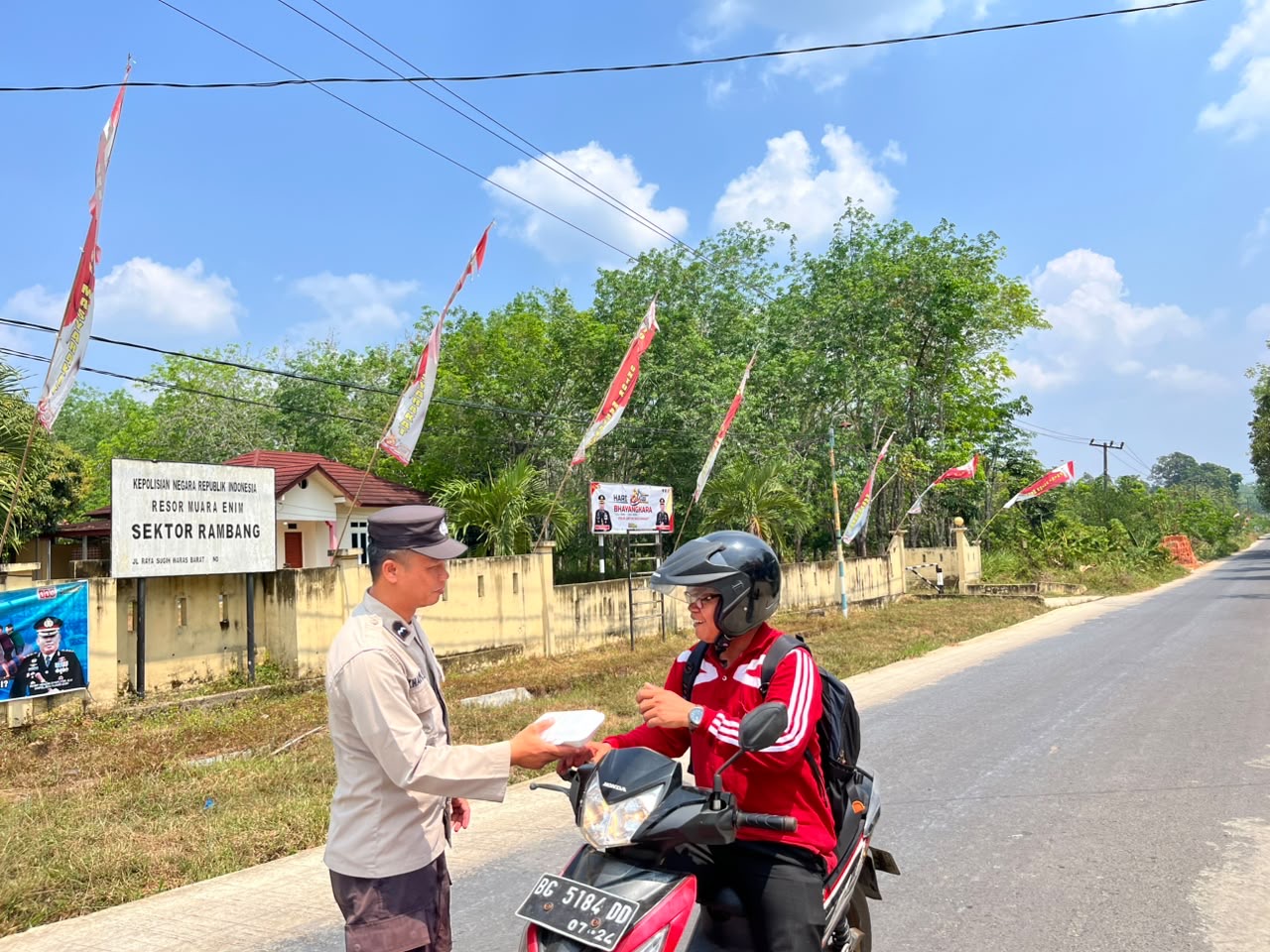 Jumat Berkah, Polsek Rambang Bagikan Nasi Kotak kepada Masyarakat