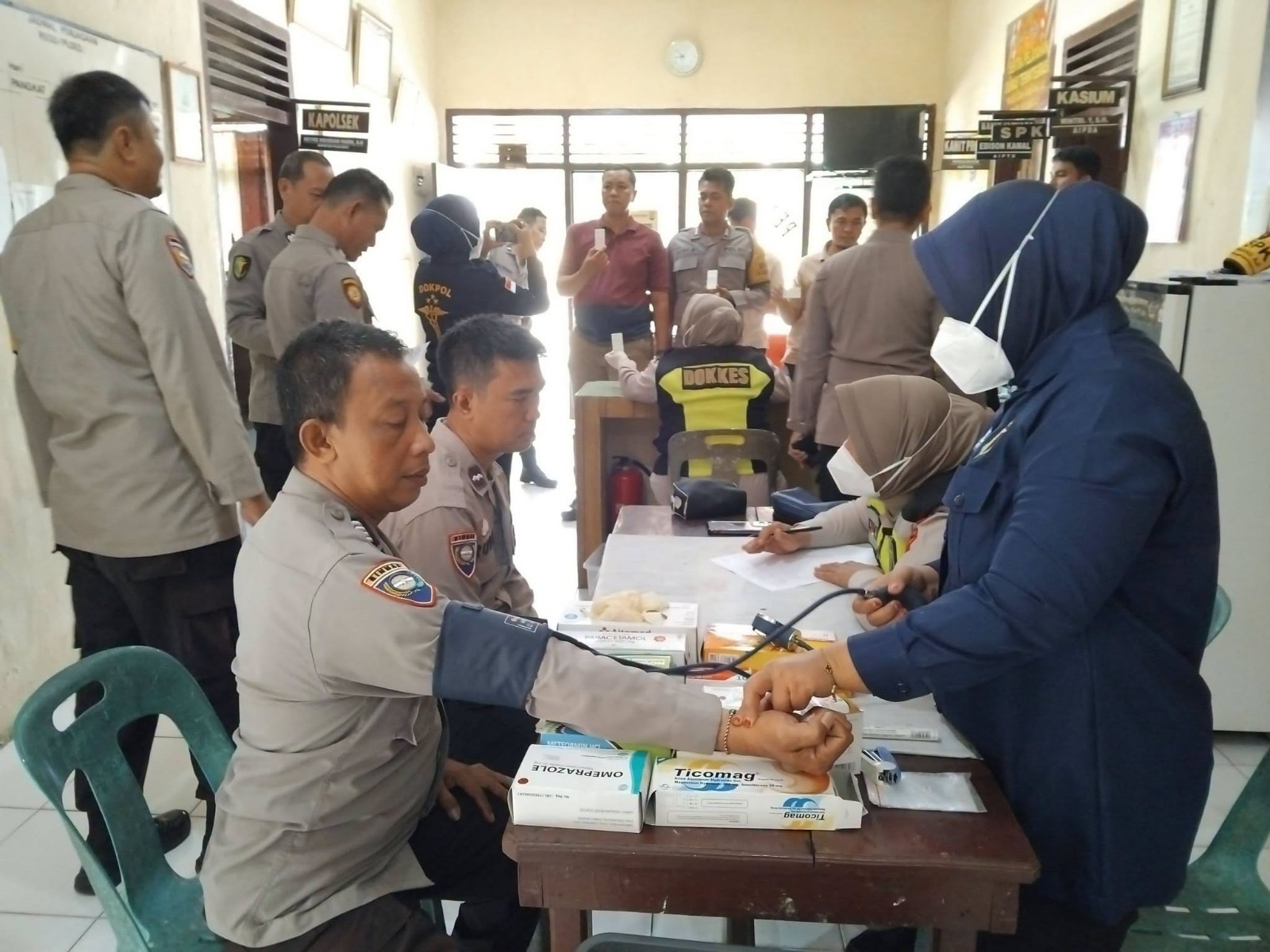 Dokkes Polres OKU Polda Sumsel Gelar Pemeriksaan Kesehatan dan Bagikan Vitamin untuk Anggota Polsek Semidang Aji