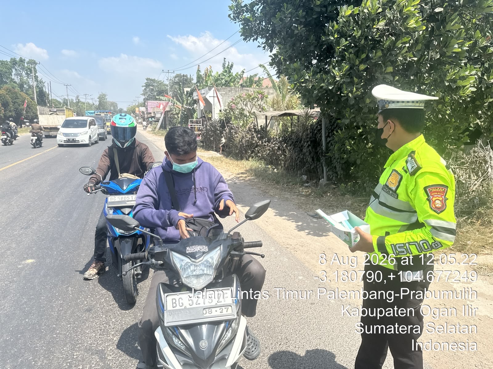 Lindungi Warga dari Paparan Asap Karhutla, Polres Ogan Ilir Bagikan Masker kepada Masyarakat