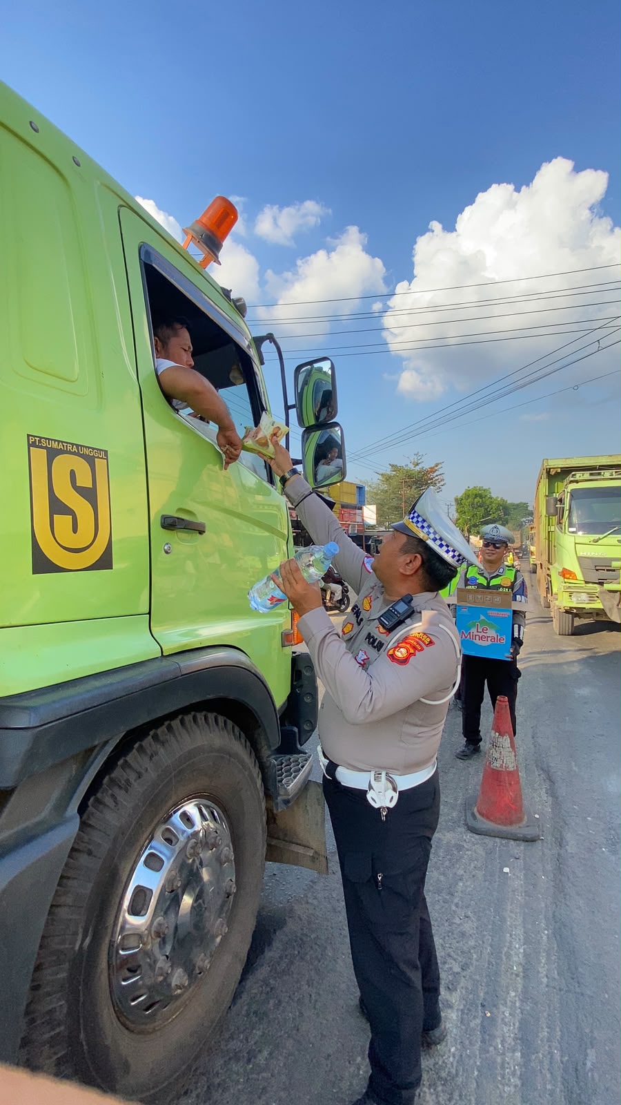 Aksi Humanis Polantas Banyuasin, Bekali Pengendara Terjebak Macet dengan Makanan dan Air Mineral