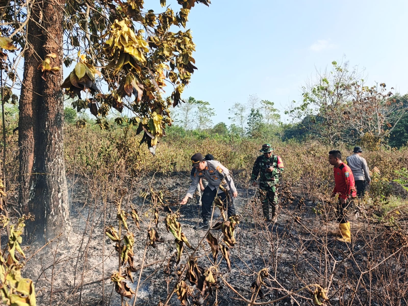 Lahan Terbakar di Baturaja Timur OKU, Kapolsek dan Tim Gabungan Berjibaku Padamkan Api