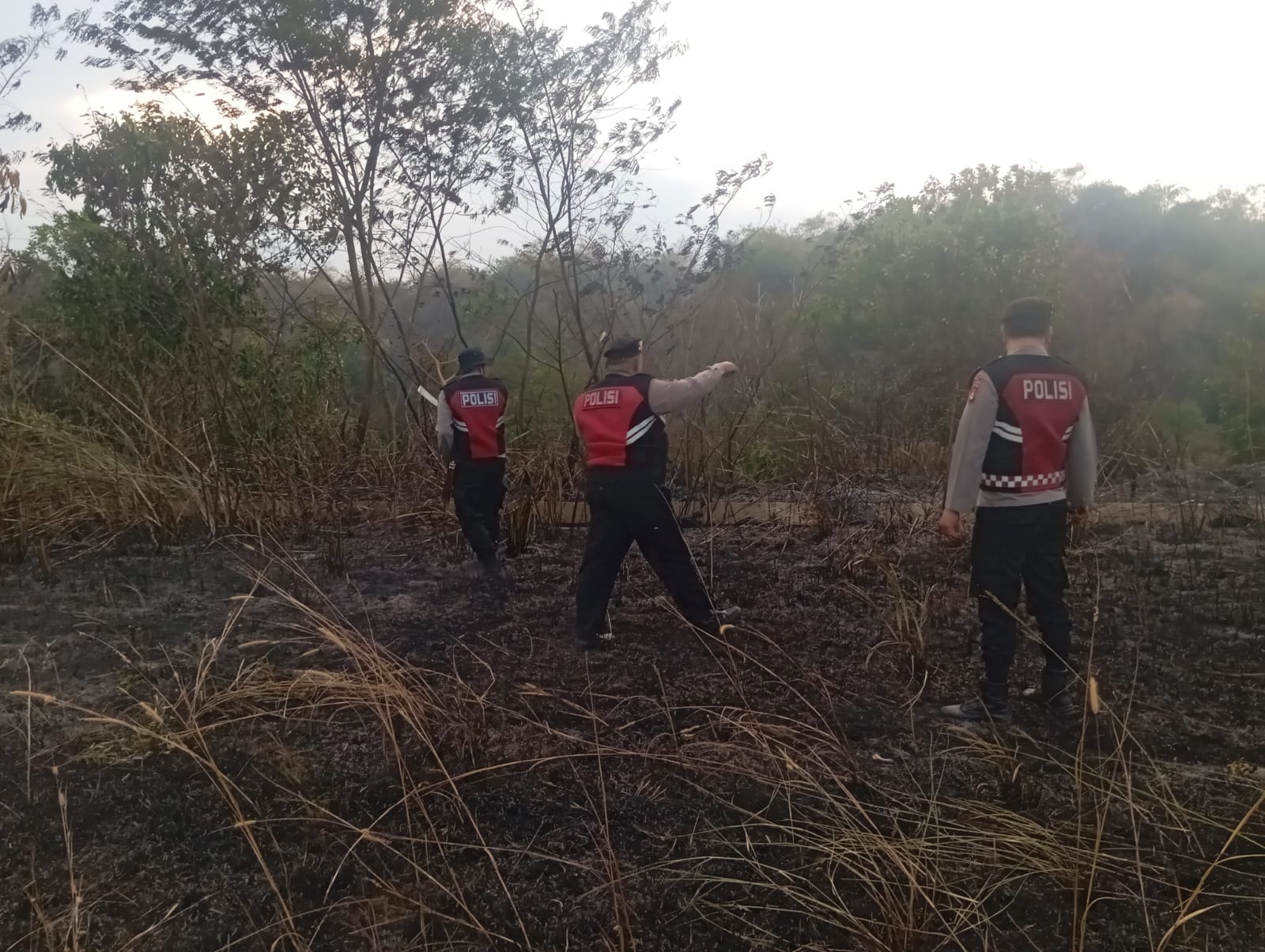 Respons Cepat Polres Pagar Alam, Personel Samapta Bantu Pemadaman Kebakaran Lahan di Kawasan Bandara Atung Bungsu