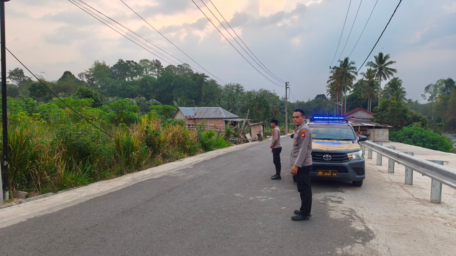 Cegah Aksi Balap Liar dan 3C, Personel Polsek Muara Pinang Gelar Patroli Sore di Jalan Lintas