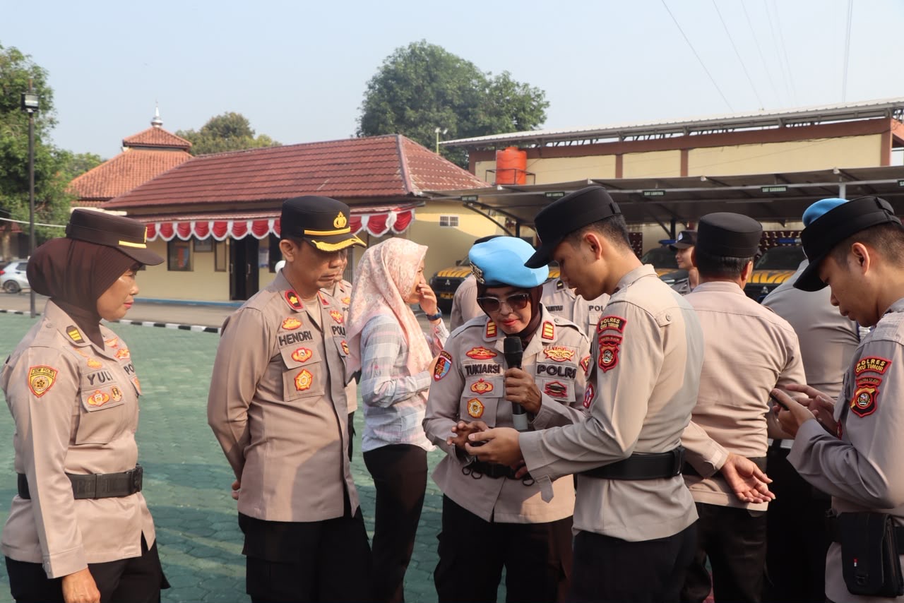 Cegah Judi Online, Polres OKU Timur Periksa Ponsel dan Kelengkapan Diri Personel