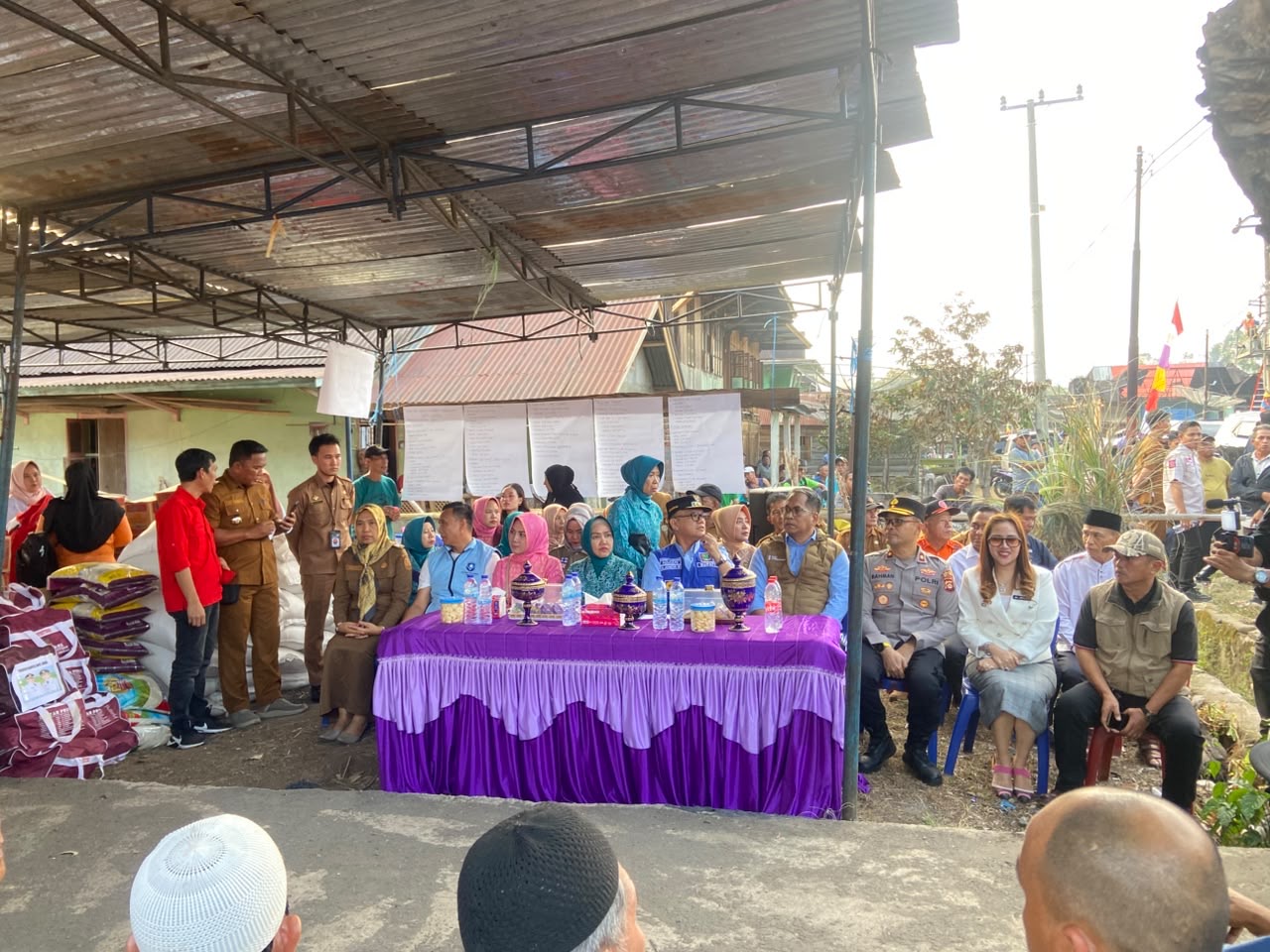 Wujud Kepedulian, Wakapolres Empat Lawang Bersama Bupati dan Forkopimda Salurkan Bantuan untuk Korban Kebakaran di Desa Landur