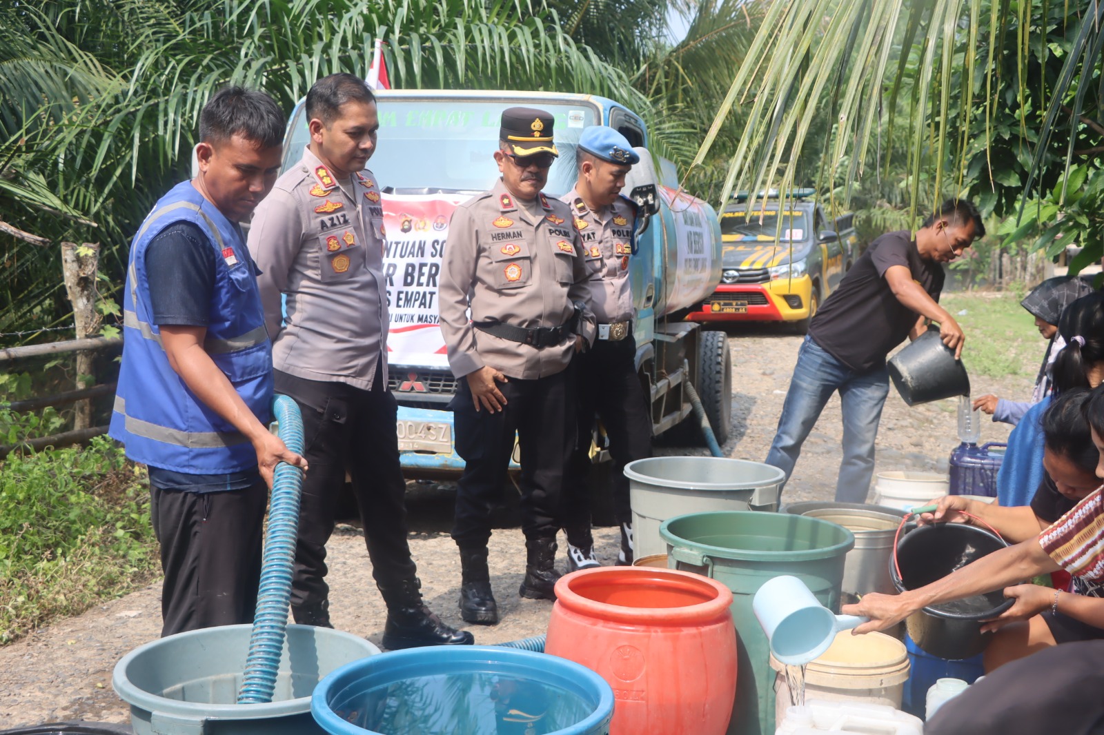 Bentuk Kepedulian Sosial, Kapolres Empat Lawang Salurkan Bantuan Air Bersih Untuk Warga Kelurahan Tanjung Kupang Terdampak Kekeringan Akibat Musim Kemarau