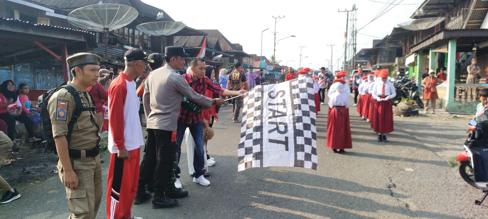 *Sambut HUT RI Ke-81, Polsek Muara Pinang Amankan Lomba Gerak Jalan Indah Tingkat Pelajar*