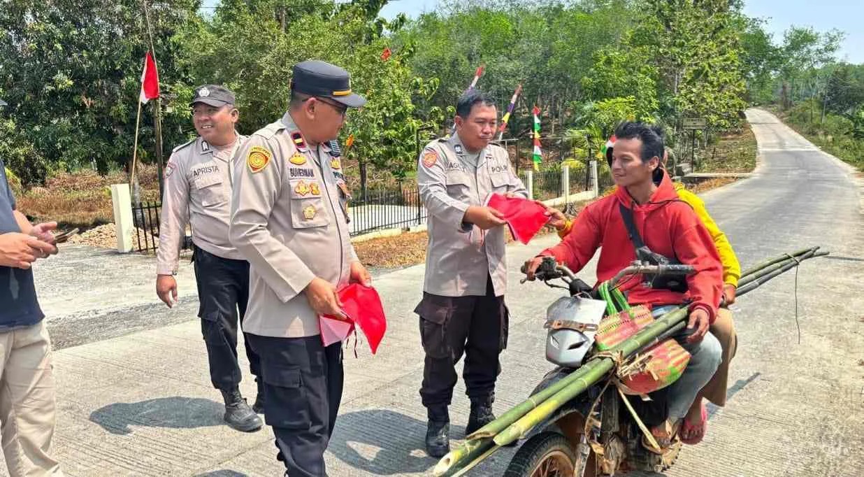 Polsek Sinar Peninjauan Bagikan Bendera Merah Putih, Semarakkan HUT ke-81 Kemerdekaan RI