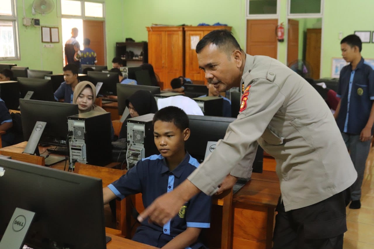 Polres Muara Enim Edukasi "Paham AI" di SMKN 2 Muara Enim, Bekali Pelajar Hadapi Era Digital