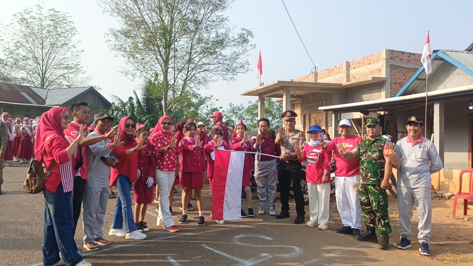 Polsek Talang Padang Kawal dan Amankan Lomba Gerak Jalan Indah HUT RI ke-81 Hingga Kondusif
