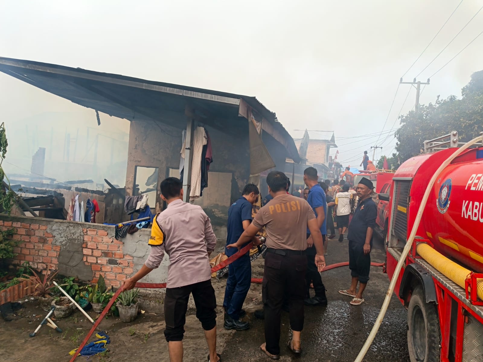 Gerak Cepat untuk Masyarakat, Polri dan Tim Gabungan Bantu Padamkan Kebakaran Enam Rumah di Pemulutan Ilir