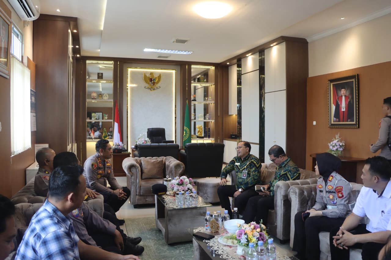 Kapolres OKU Perkuat Sinergi dengan Ketua Pengadilan Negeri Baturaja, Komitmen Wujudkan Penegakan Hukum yang Profesional