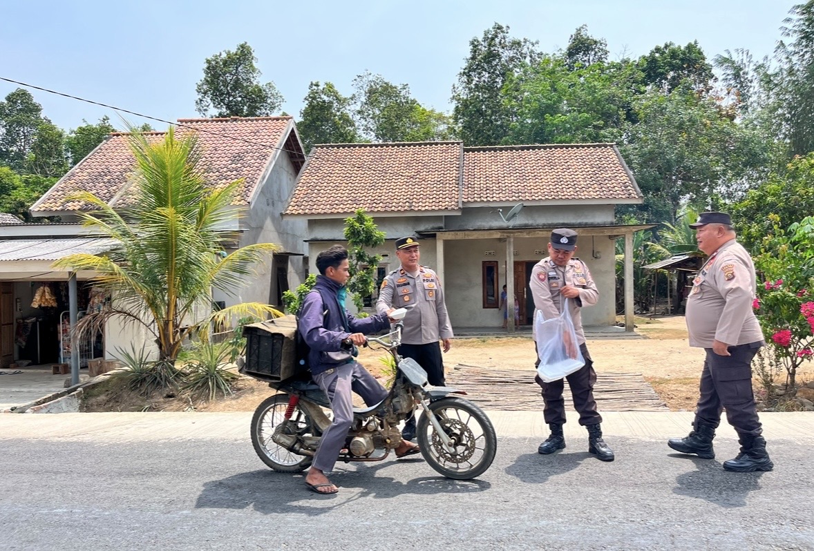 Kapolsek Rambang Pimpin Langsung Giat Jumat Berkah, Bagikan Nasi Kotak di Depan Mako