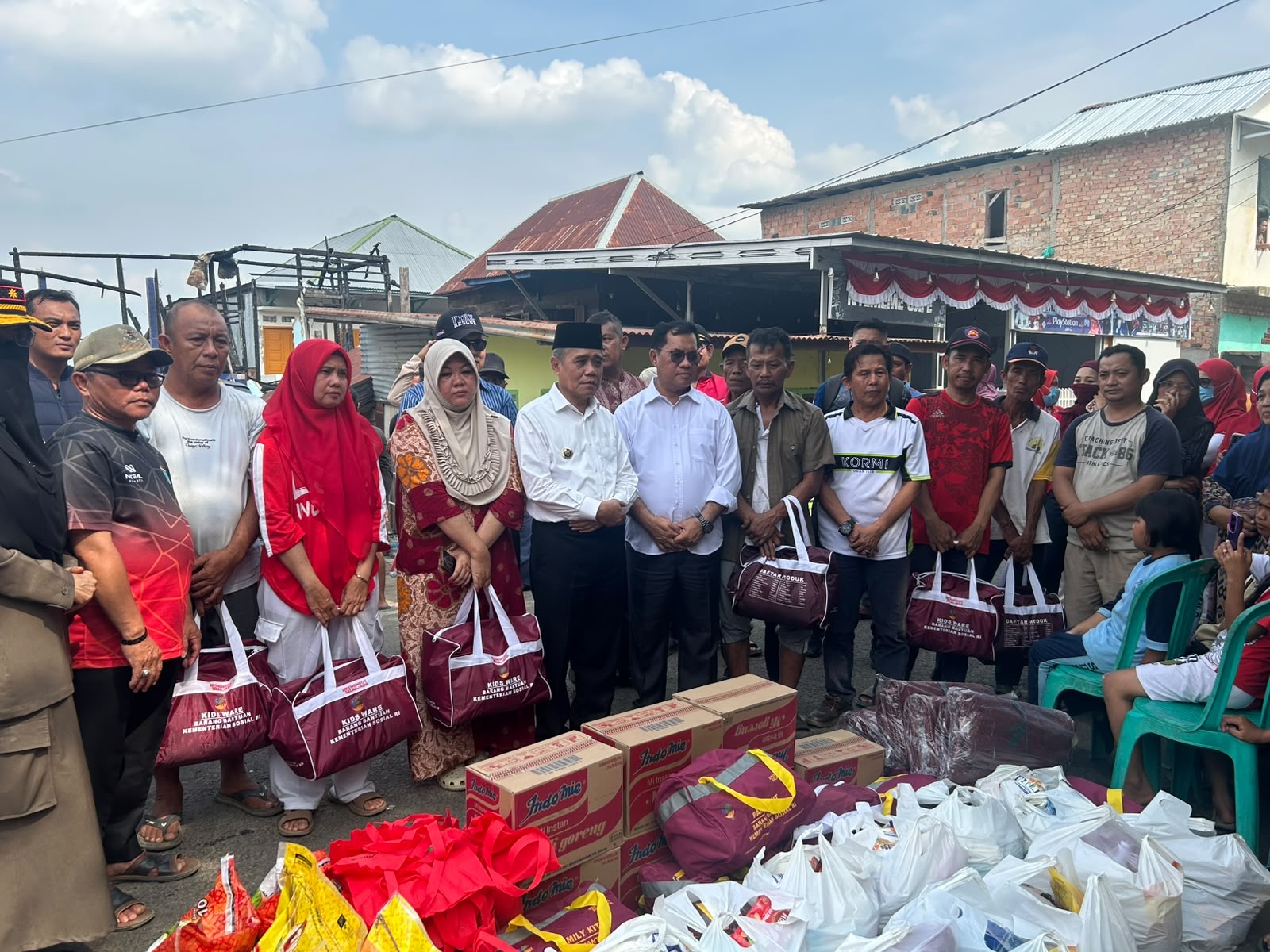 Personel Polsek Pemulutan Dampingi Wakil Bupati Ogan Ilir Salurkan Bantuan kepada Korban Kebakaran
