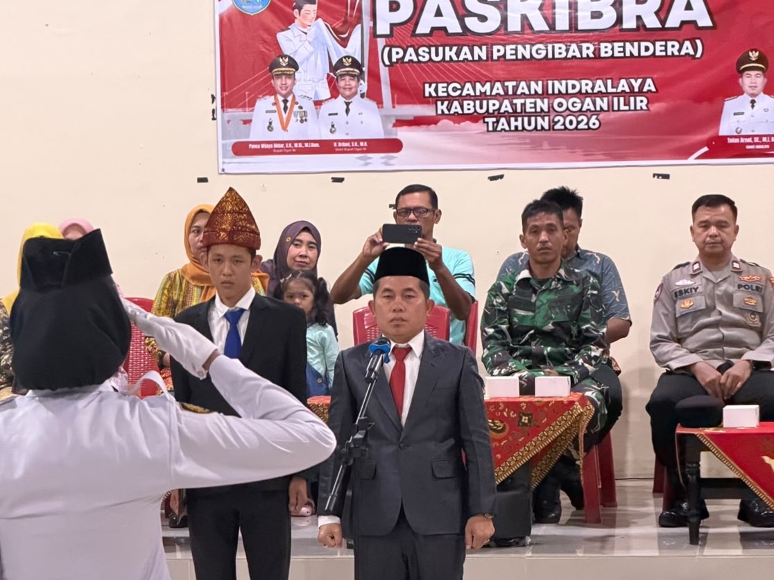 Personel Polsek Indralaya Hadiri dan Amankan Pengukuhan Paskibra Kecamatan Indralaya Tahun 2026