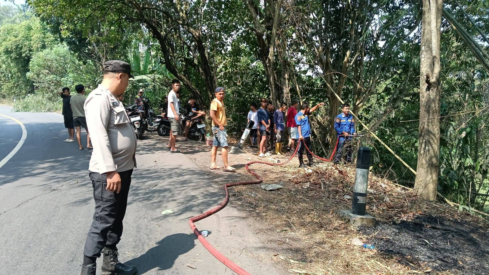 Bhabinkamtibmas Polres Oku Bersama Warga Padamkan Kebakaran Semak Di Duga Berasal Api Puntung Rokok