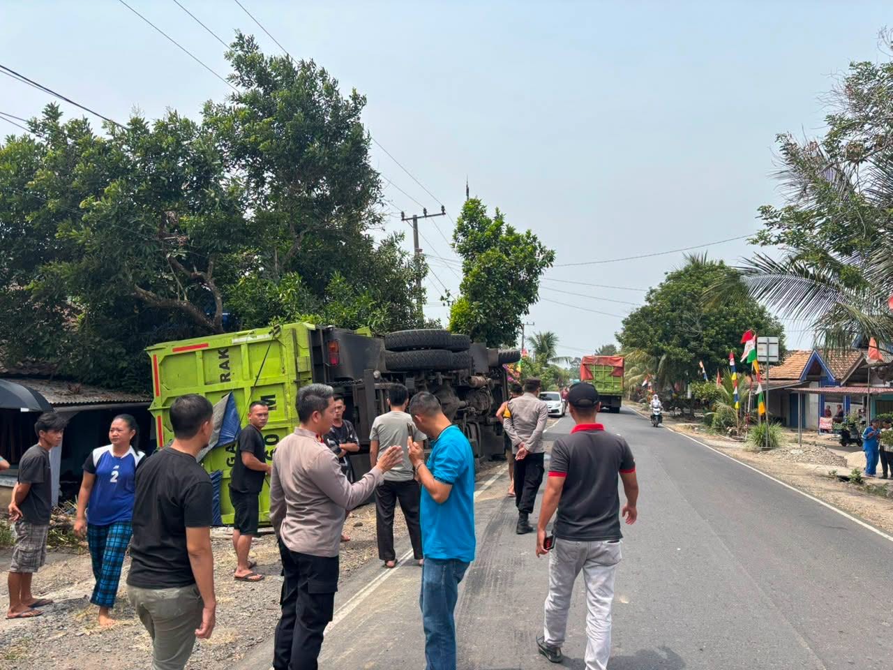 Terjadi Laka Lantas Angkutan Batu Bara, Kapolsek Semidang Aji Turun Langsung Ke Lokasi
