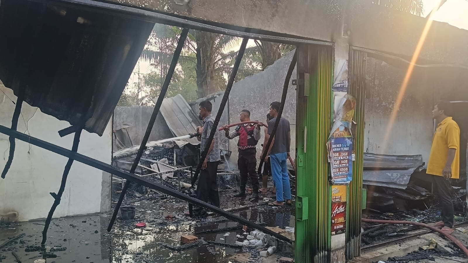 Piket Pamapta dan Piket Fungsi Polres Ogan Ilir Gerak Cepat Padamkan dan amankan Tkp Kebakaran Rumah di Jalan Lintas Palembang-Prabumulih