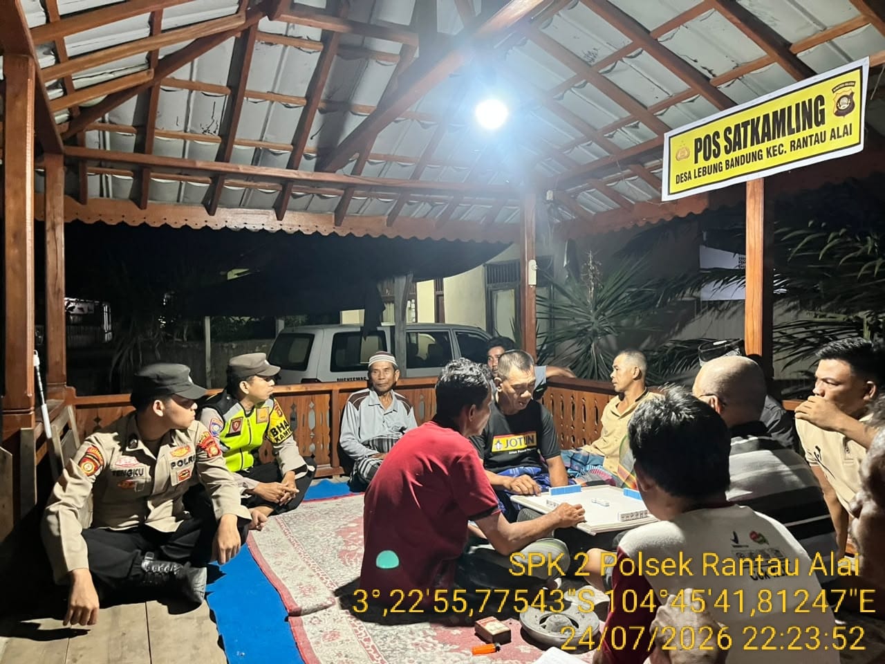 Personel Polsek Rantau Alai Ogan ilir Cek Pos Satkamling, Perkuat Keamanan Lingkungan dan Antisipasi Kejahatan