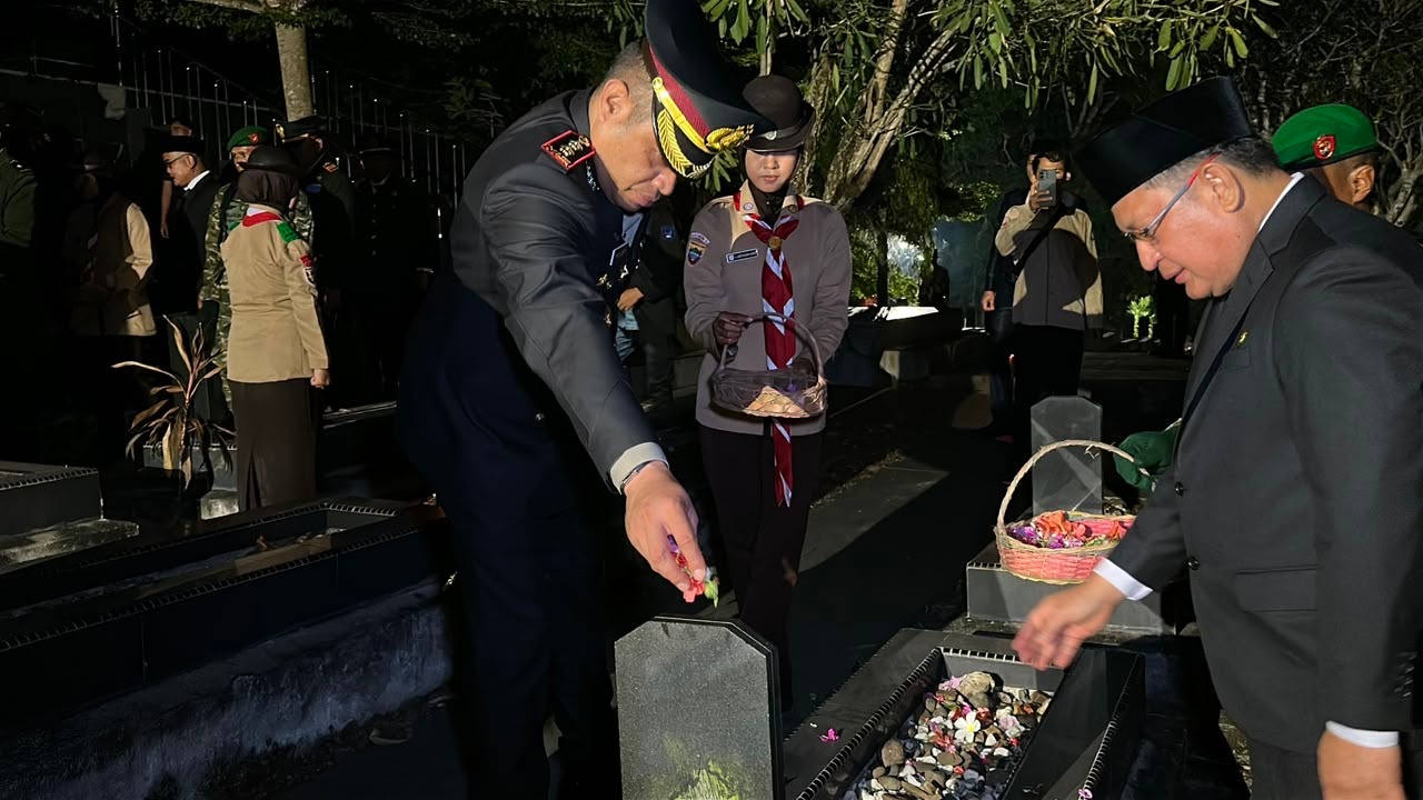 Kapolres Oku Ikuti Apel Kehormatan Dan Renungan Suci Di Taman Makam Pahlawan Kemarung Baturaja