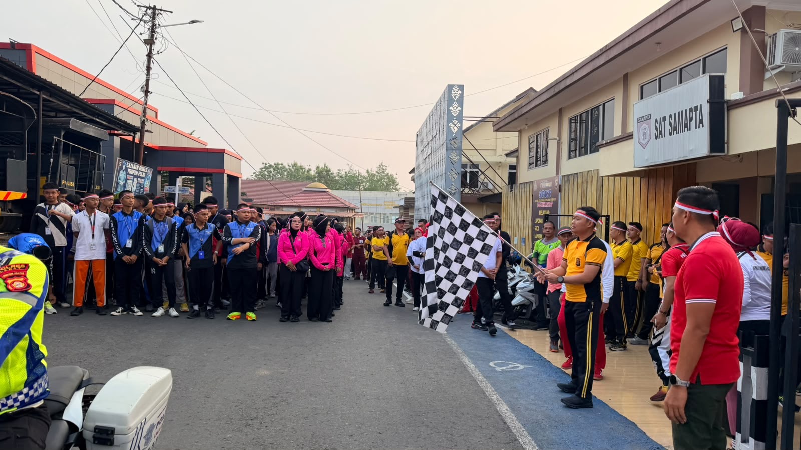 Polres Lahat Semarakkan HUT RI ke-81 dengan Olahraga dan Perlombaan Bersama Masyarakat