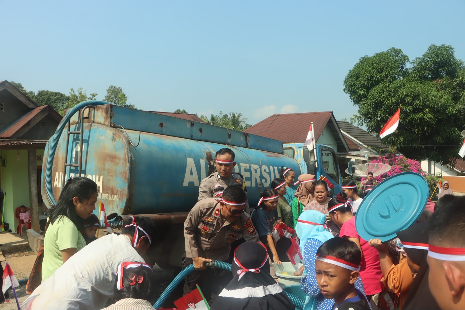 KAPOLRES EMPAT LAWANG POLDA SUMSEL SALURKAN BANTUAN AIR BERSIH DAN SEMBAKO DALAM RANGKA HUT RI KE-81