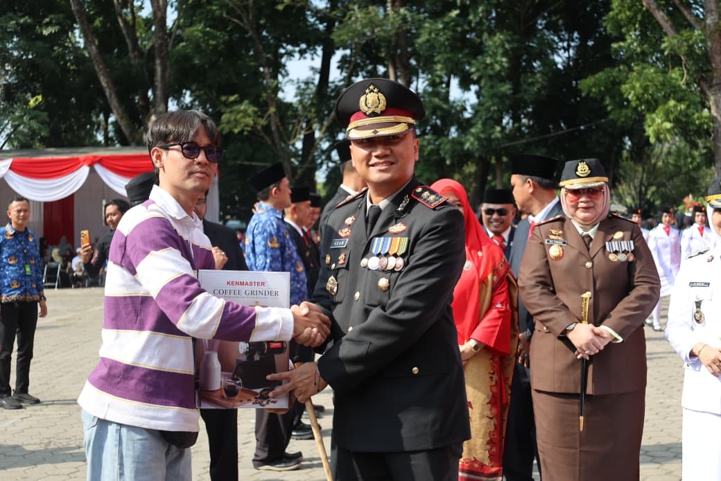 Kapolres Pagar Alam Hadiri dan Penyerahan Bantuan dan Beasiswa bentuk kepedulian kepada masyarakat Usai Upacara HUT ke-81 RI
