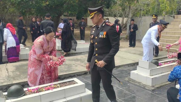 Kapolres OKU Timur Jadi Inspektur Upacara HUT ke-81 RI di Taman Makam Pahlawan