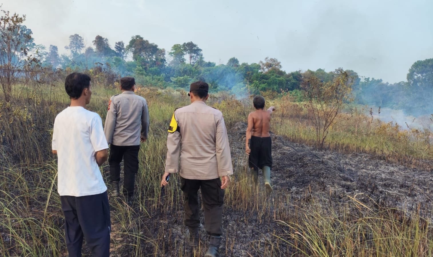 Kebakaran Lahan 1 Hektare di Baturaja Timur, Polisi dan Warga Berjibaku Cegah Api Meluas