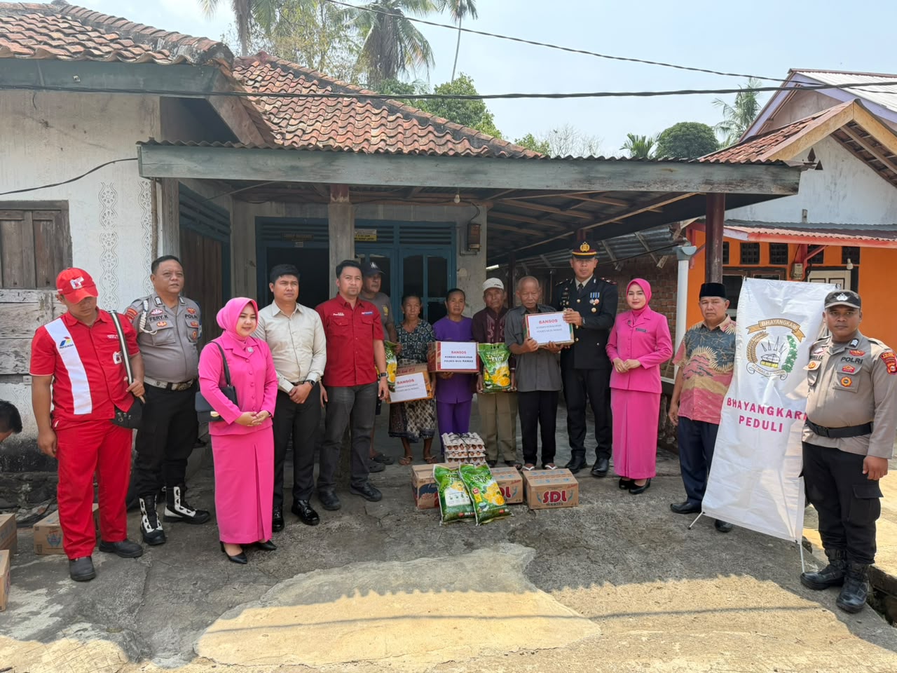 Api Menghanguskan Rumah, Kepedulian Polri Menguatkan: Polres Musi Rawas Bantu Warga Petunang