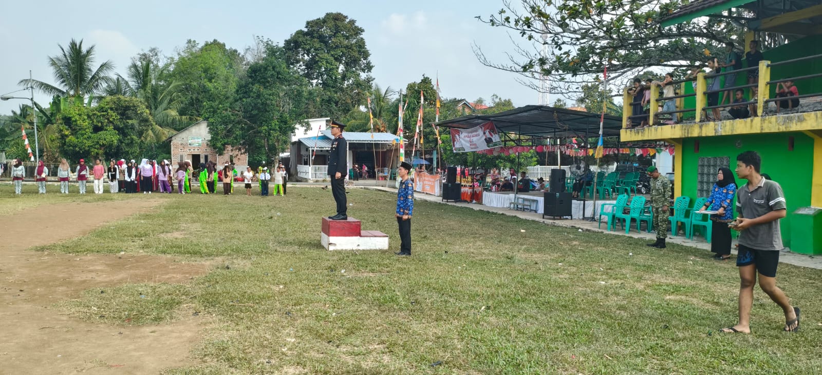 Kapolsek Pseksu Pimpin Upacara Penurunan Bendera HUT RI ke-81 di Kecamatan Pseksu