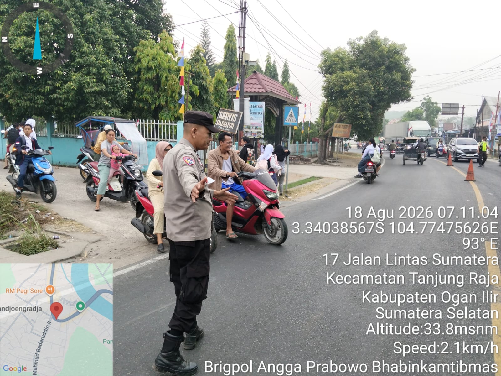 Polsek Tanjung Raja Laksanakan Strong Point, Bantu Pelajar dan Warga Menyeberang Jalan