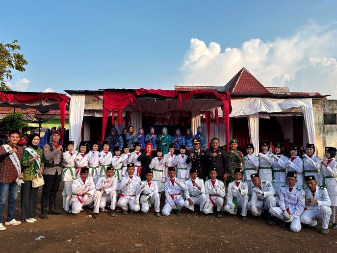 Kapolsek Pendopo Pimpin Upacara Penurunan Bendera HUT RI ke-81 di Kecamatan Pendopo