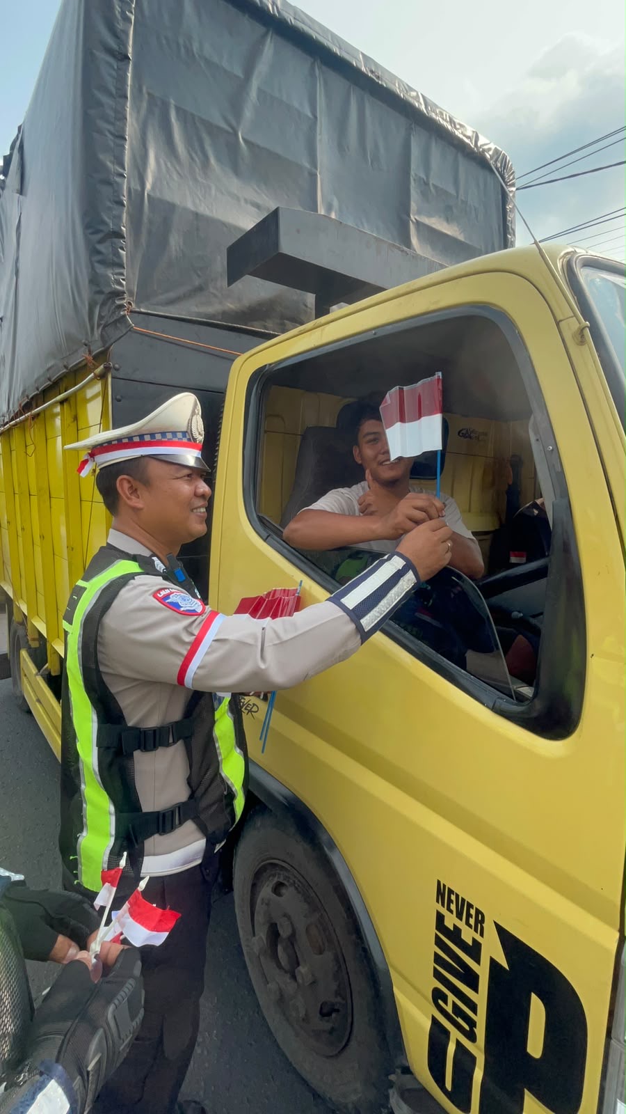 Satlantas Polres Banyuasin Bagikan 1.000 Bendera Merah Putih, Ajak Warga Semarakkan HUT ke-81 RI