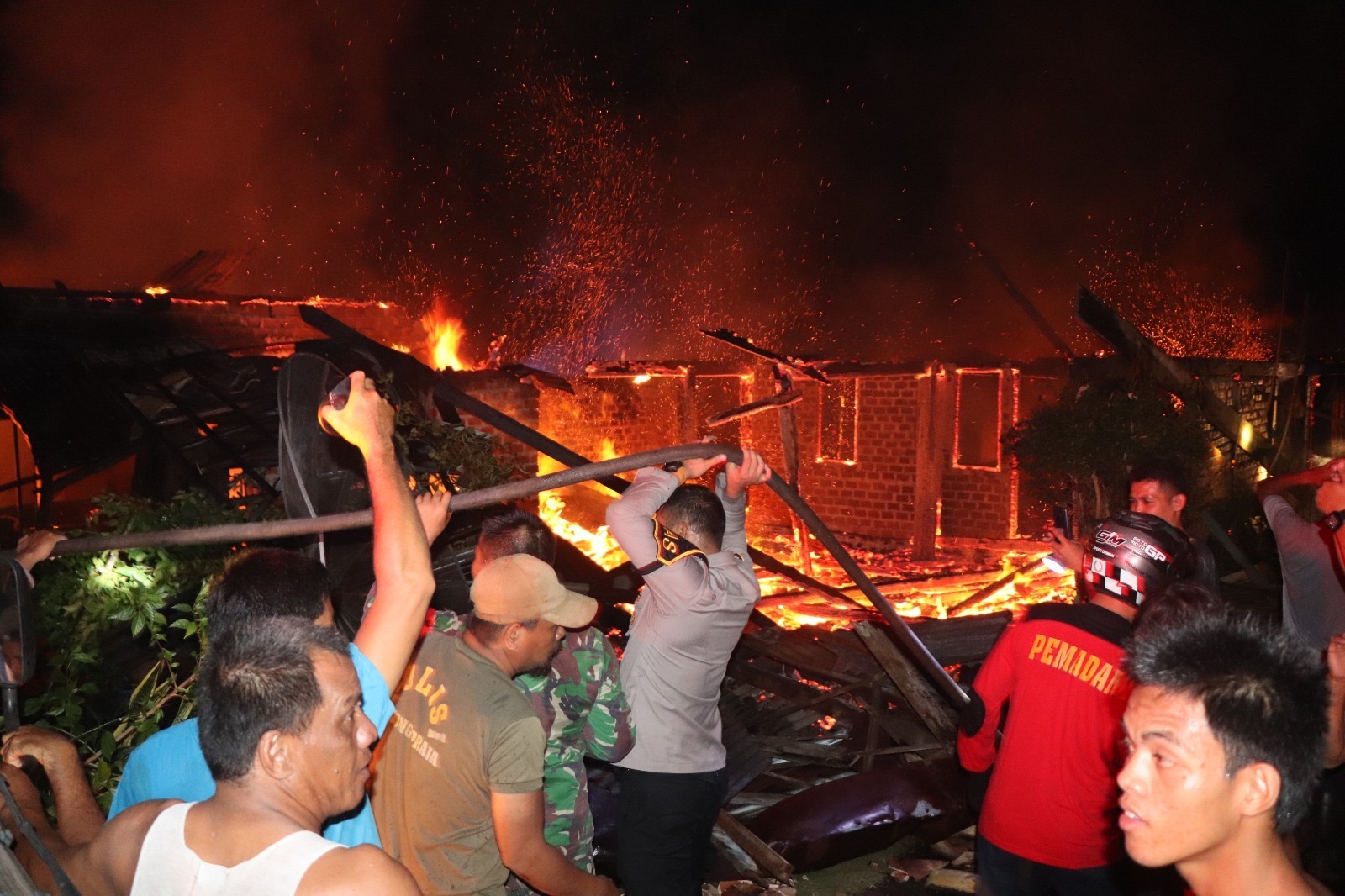 Tiga Rumah Warga di Muara Beliti Terbakar, Personel Polres Mura dan Polsek Siaga Pengaturan di TKP, Kapolres Ingatkan Bahaya Musim Kemarau