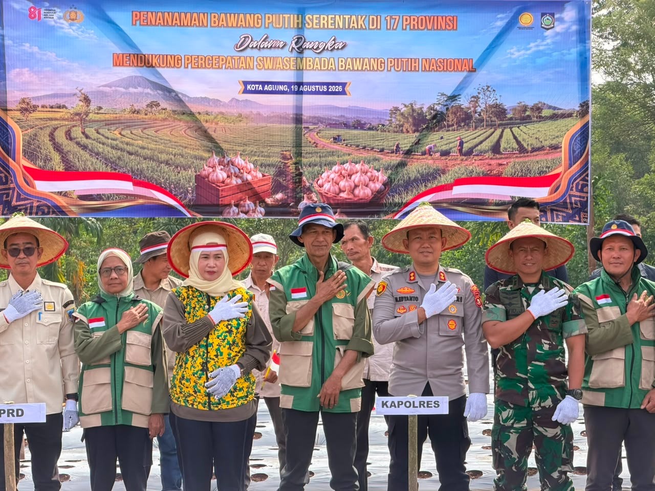 Kapolres Lahat Turun Langsung Tanam Bawang Putih, Dorong Percepatan Swasembada Pangan Nasional