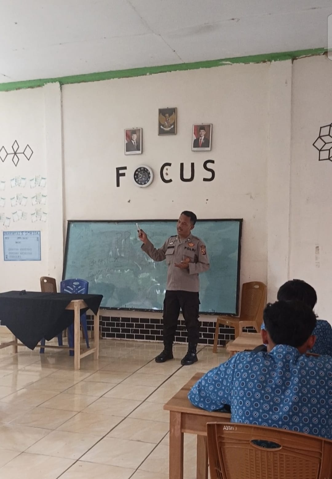 Polri Hadir di Ruang Kelas, Polsek Kikim Timur Jalankan Program Polri Mengajar di Ponpes Darul Jannah Assidiqiyah