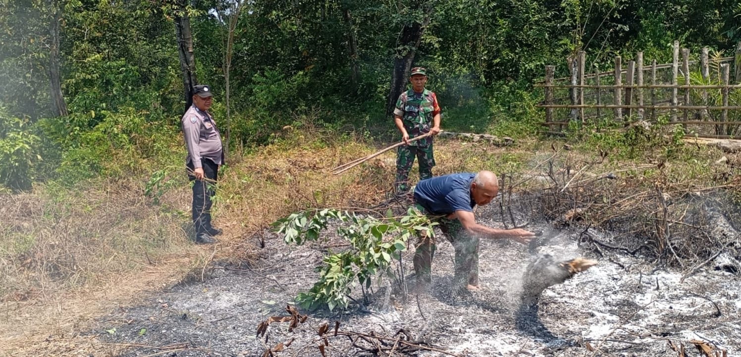 Cepat Tanggap Karhutla, Polsek Pendopo Bersama TNI dan Warga Padamkan Titik Hotspot Sebelum Meluas