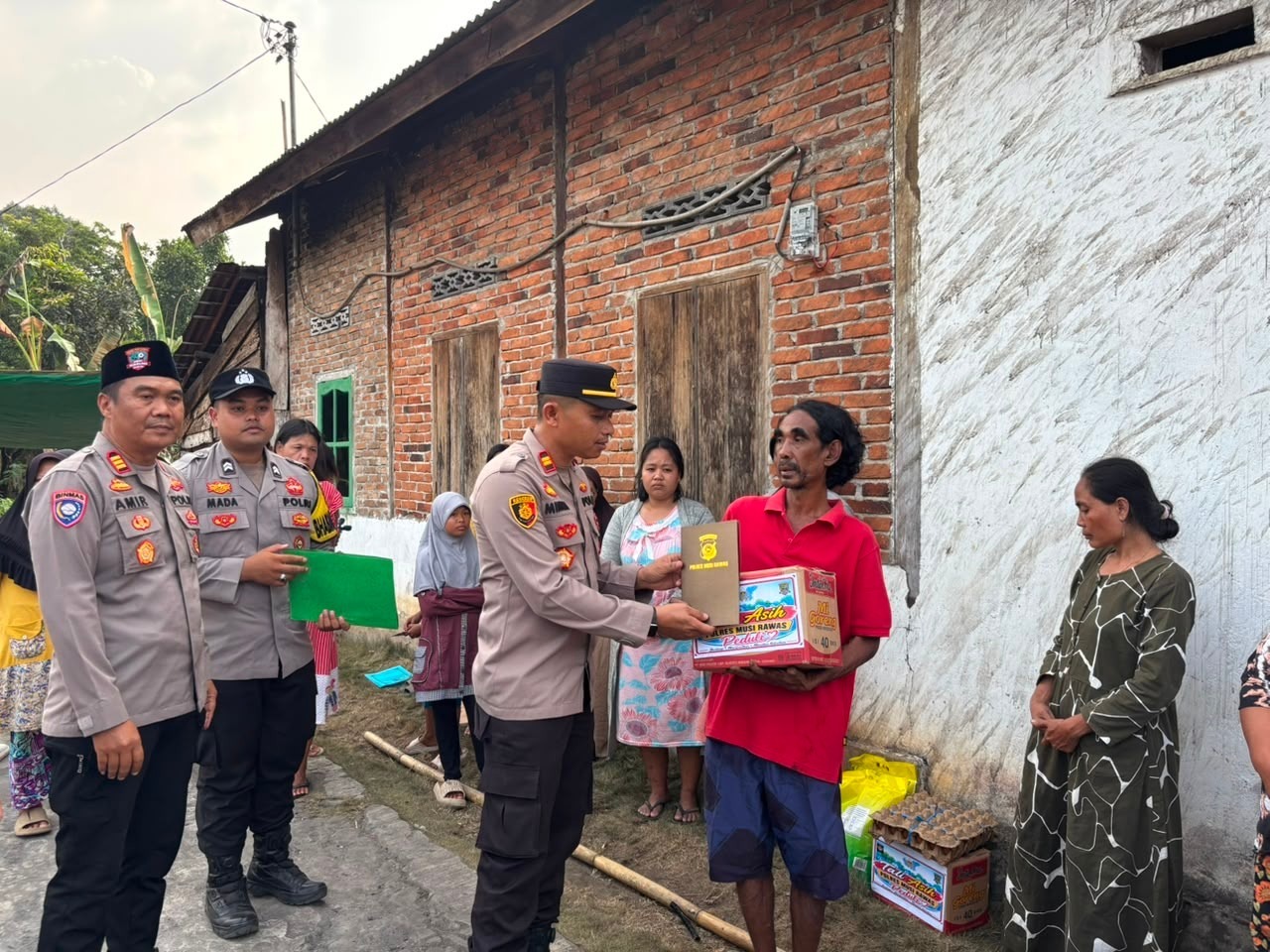 Wujud Kepedulian Nyata: Polres Musi Rawas Rangkul Korban Kebakaran di Desa Pedang Melalui Aksi Cepat Bantuan"