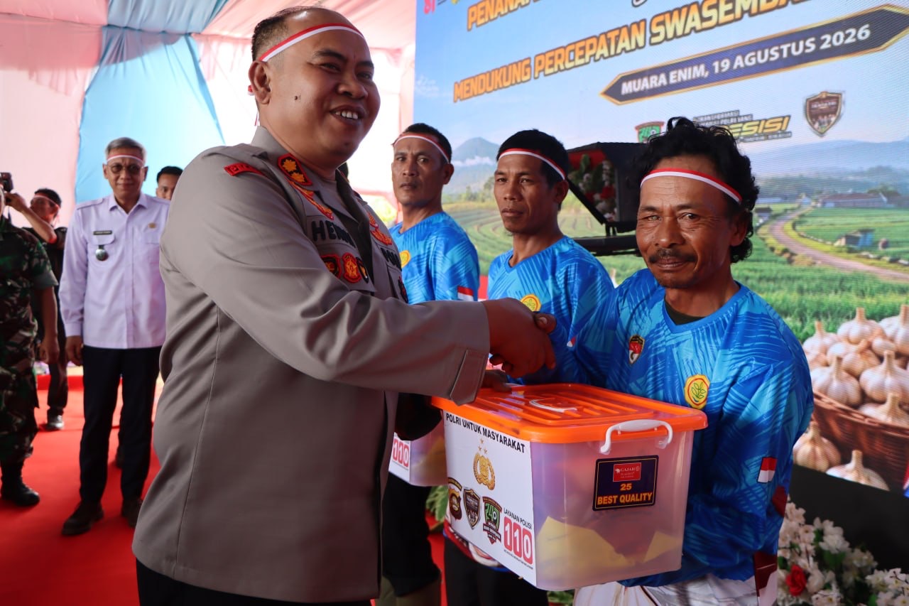 Dukung Swasembada Bawang Putih Nasional, Kapolda Sumsel Ikuti Penanaman Serentak di 17 Provinsi dari Muara Enim