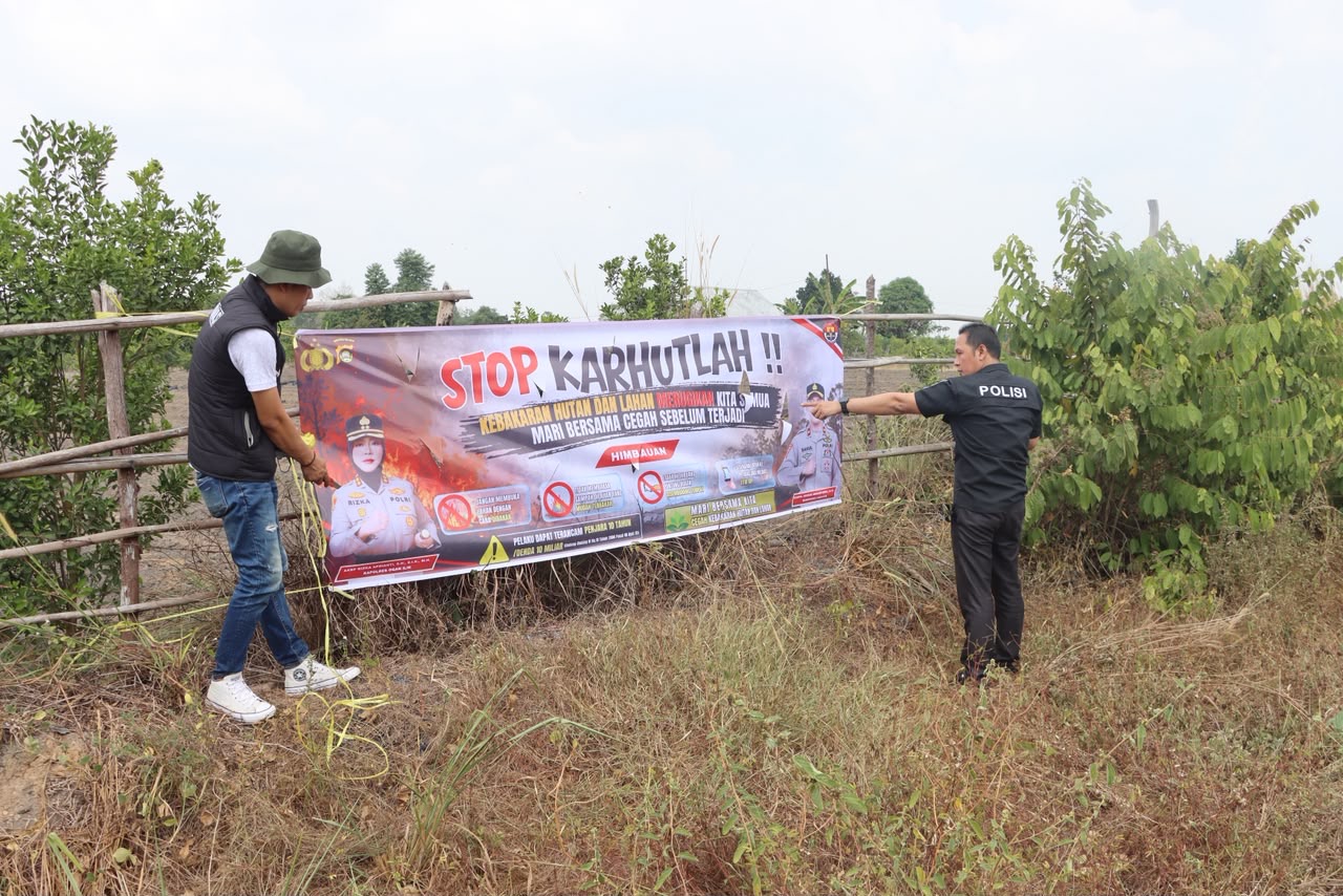 Cegah Karhutla, Si Humas Polres Ogan Ilir Pasang Spanduk dan Stiker Himbauan di Desa Tanjung Pering Indralaya Utara