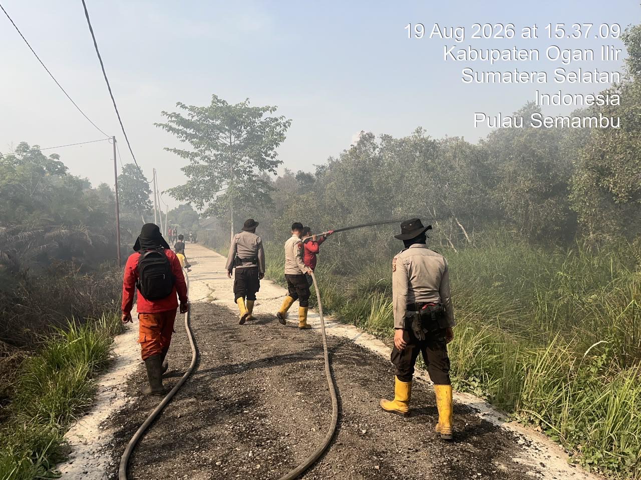 Keterbatasan Air Tak Jadi Penghalang, Polri Berjibaku Padamkan Karhutla di Lahan Gambut Pulau Semambu