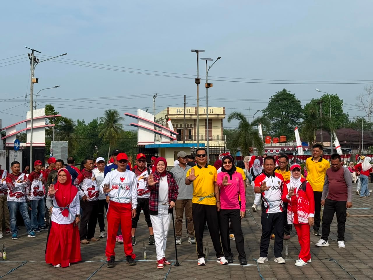 Penuh Keceriaan dan Kekompakan, Kapolres Empat Lawang Bersama Bhayangkari Ikut Serta Dalam Perlombaan HUT RI