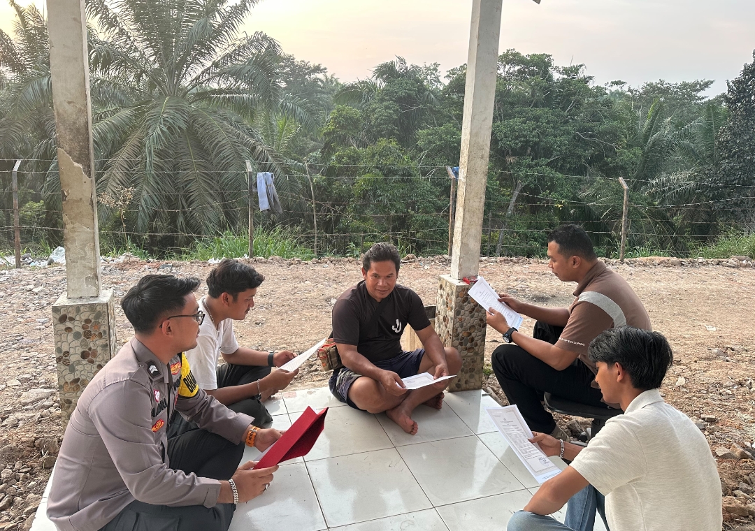 Bhabinkamtibmas Polsek Rawas Ilir Gencarkan Sosialisasi Larangan Karhutla Lewat Sambang Warga