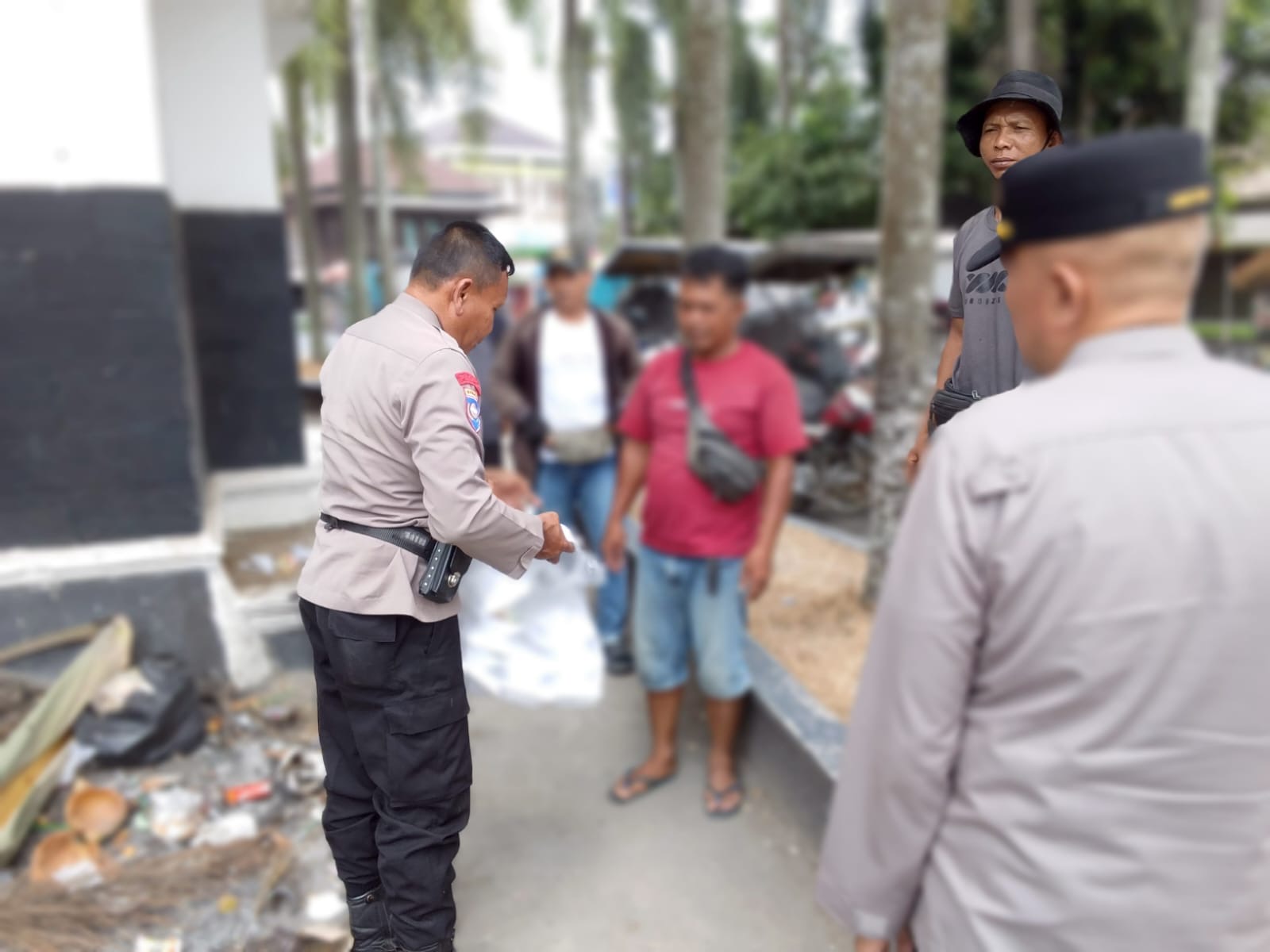 Jumat Berbagi, Sat Binmas Polres Ogan Ilir Hadir Berbagi Kebahagiaan Bersama Warga